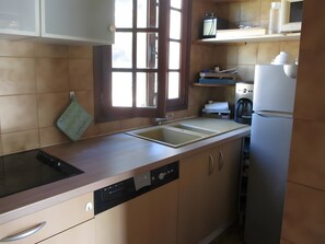 Fridge, microwave, oven, stovetop - Le cigalou - gîte les aubians (Bagnols-sur-Cèze)