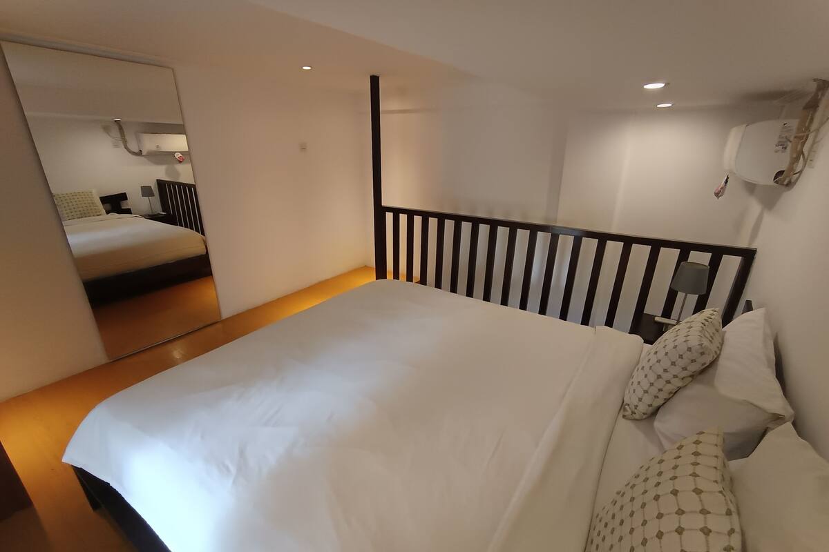 Deluxe Duplex | Blackout drapes, WiFi (free)