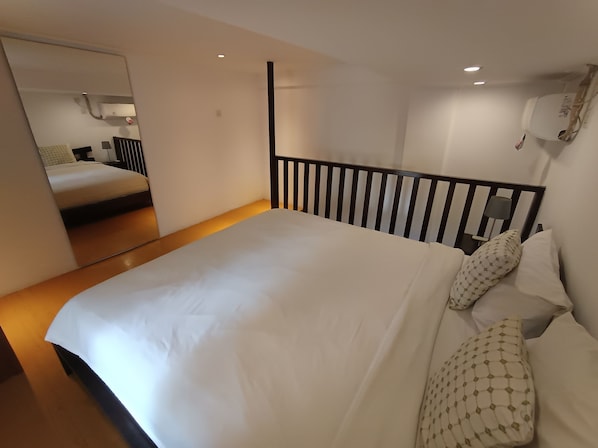Deluxe Duplex | Blackout drapes, WiFi (free)