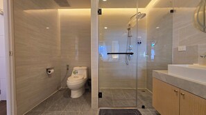 Superior Double Room, City View | Bathroom - Norns Silom Cafe & Stay (Krung Thep Maha Nakhon)