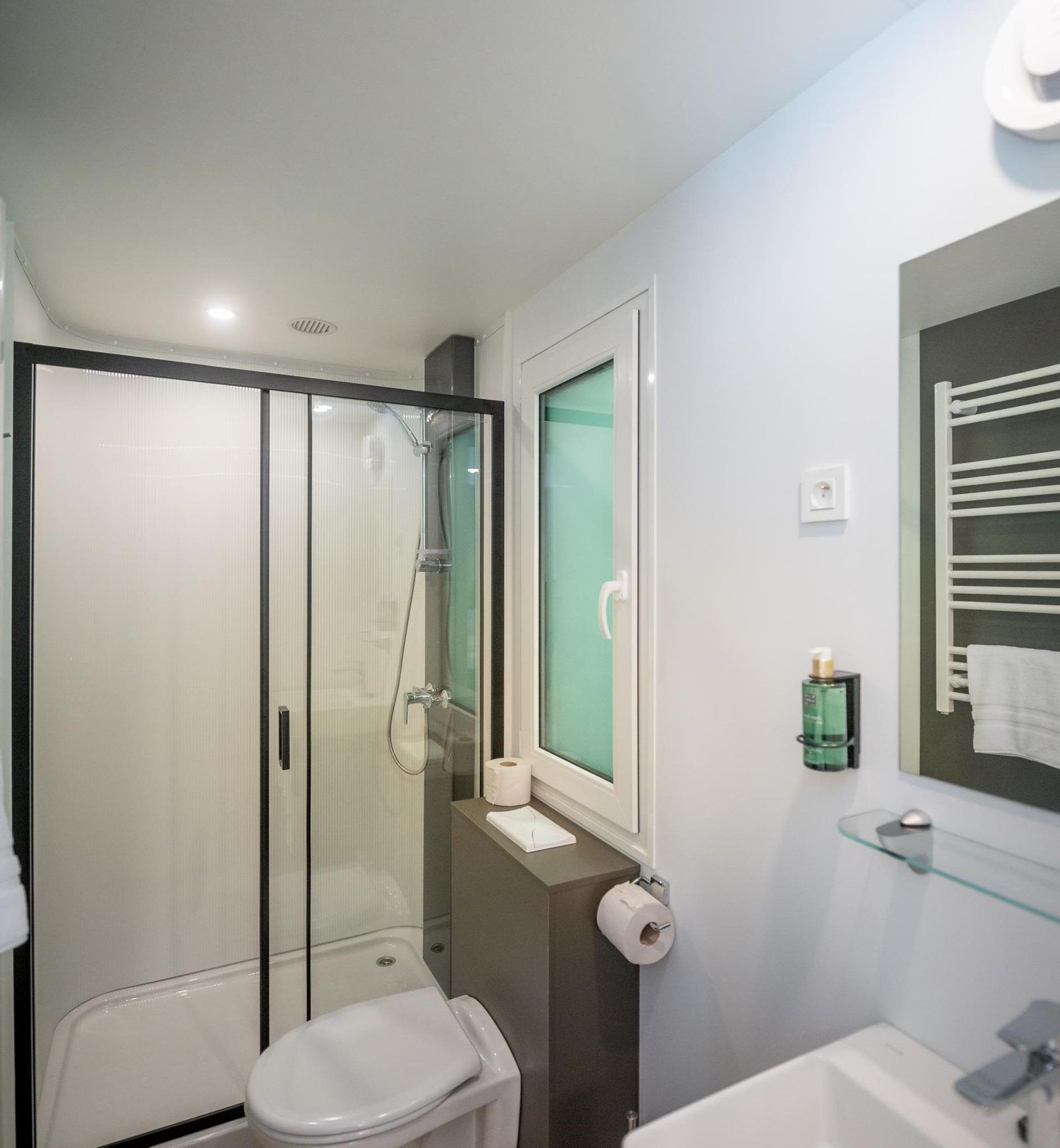 Douche, serviettes fournies