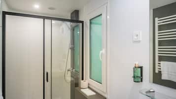 Een douche, handdoeken