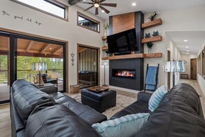 Smart TV, fireplace, video games - Grand Craftsman Estate in Powder House! 4 Ensuites, Iconic Wraparound Deck (Lead)