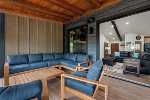 Smart TV, fireplace, video games - Grand Craftsman Estate in Powder House! 4 Ensuites, Iconic Wraparound Deck (Lead)