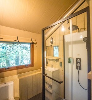 Douche, serviettes fournies