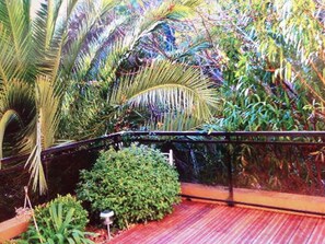 A tropical garden with a curved pathway, palm trees, and dense foliage. - Apartment Cannes Eden luxury residence (Vallauris)