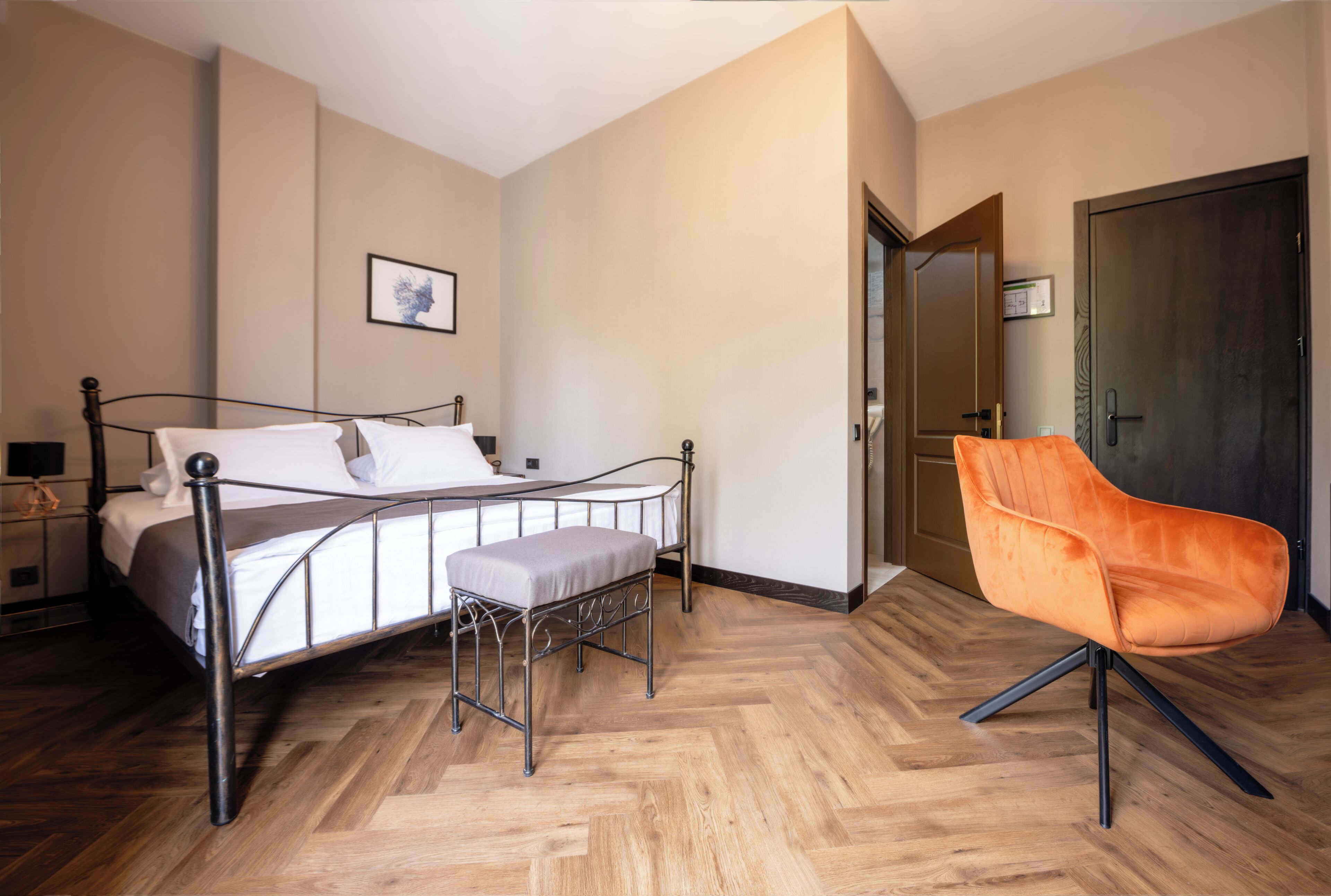 Quarto casal econômico, para não fumantes, vista para o jardim | Frigobar, Wi-Fi de cortesia, roupa de cama