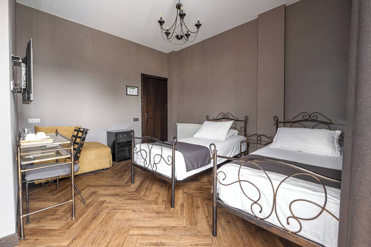 Habitación clásica con 2 camas individuales, no fumadores, vistas a la ciudad | Minibar, wifi gratis, ropa de cama