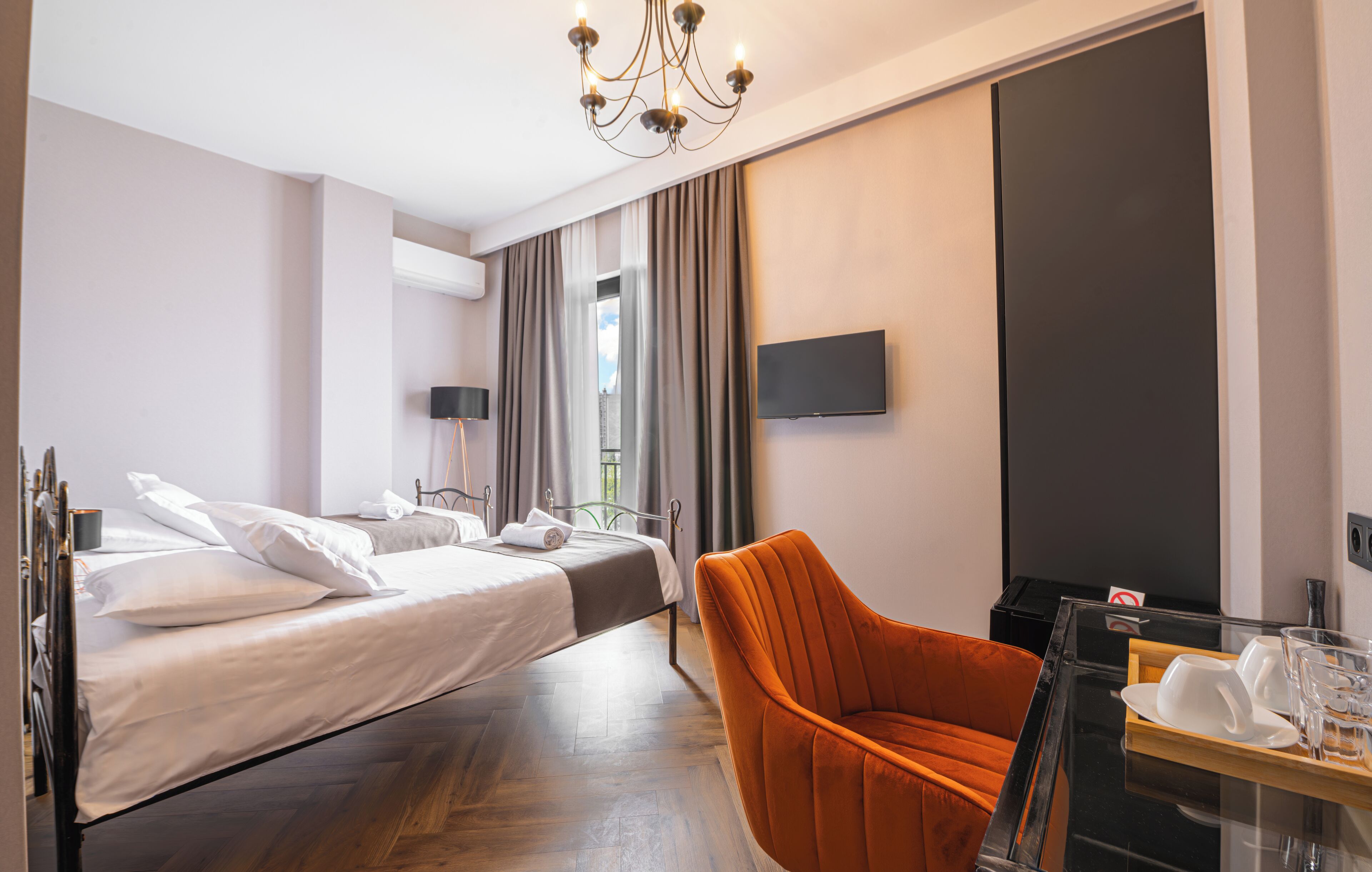 Quarto duplo standard, para não fumantes, vista para a cidade | Frigobar, Wi-Fi de cortesia, roupa de cama