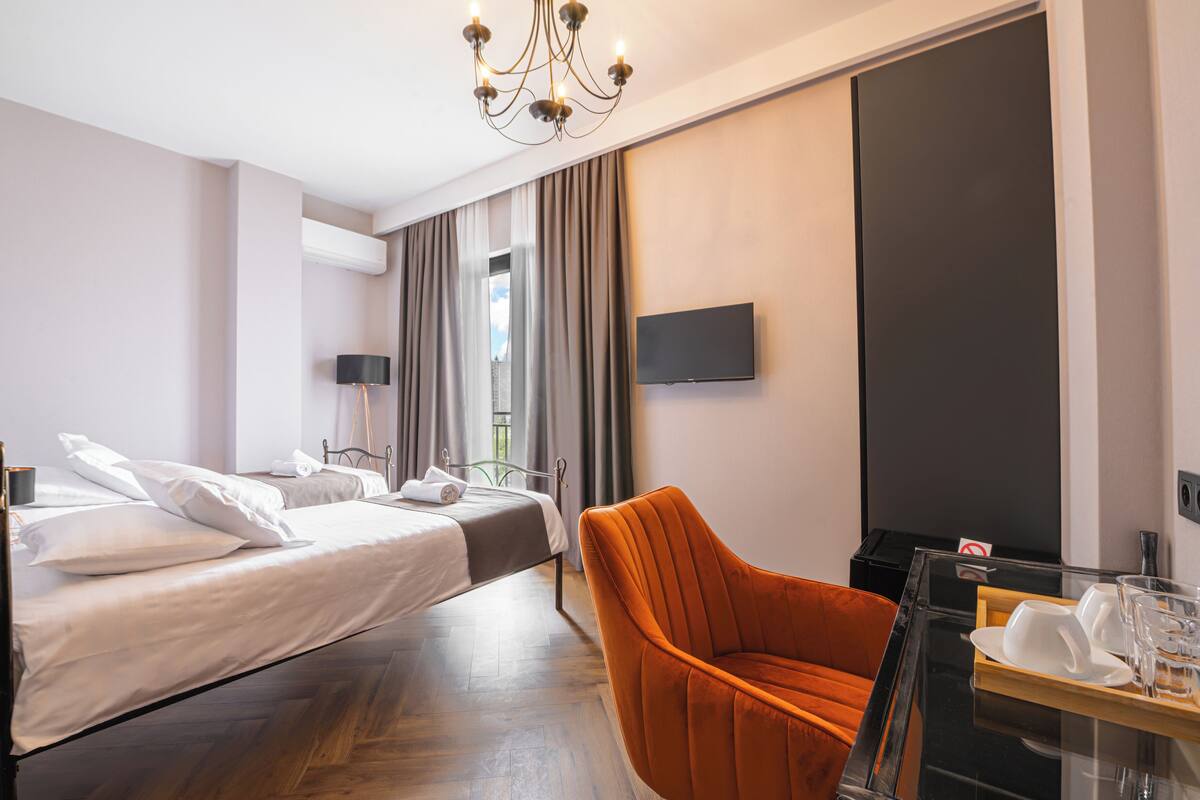 Habitación estándar con 2 camas individuales, no fumadores, vistas a la ciudad | Minibar, wifi gratis, ropa de cama