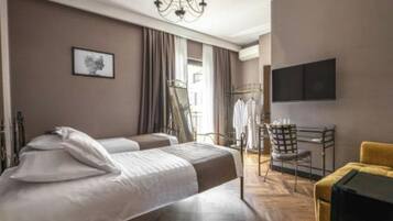 Minibar, free WiFi, bed sheets