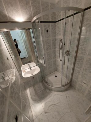 Bathroom - ROSE house - greenline accomodations  (Ljubljana)