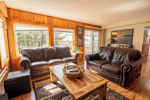 Magic Island Lodge - 4-bedroom home plus loft with 3 full bathrooms