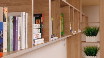 Una estantería con libros y plantas.