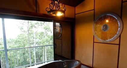 Gorgeous Queensland Tree House with Great Views Perfect for Glamping, Gold Coast
