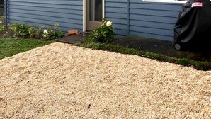 Une maison de plain-pied à l’extérieur bleu foncé, avec une porte d’entrée, deux fenêtres et un petit porche.