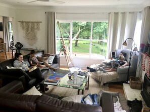 Een woonkamer met een bank, salontafel en een open haard.