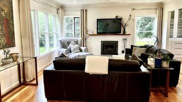 Televisie en een open haard