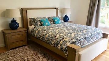 3 bedrooms, in-room safe, iron/ironing board, travel cot