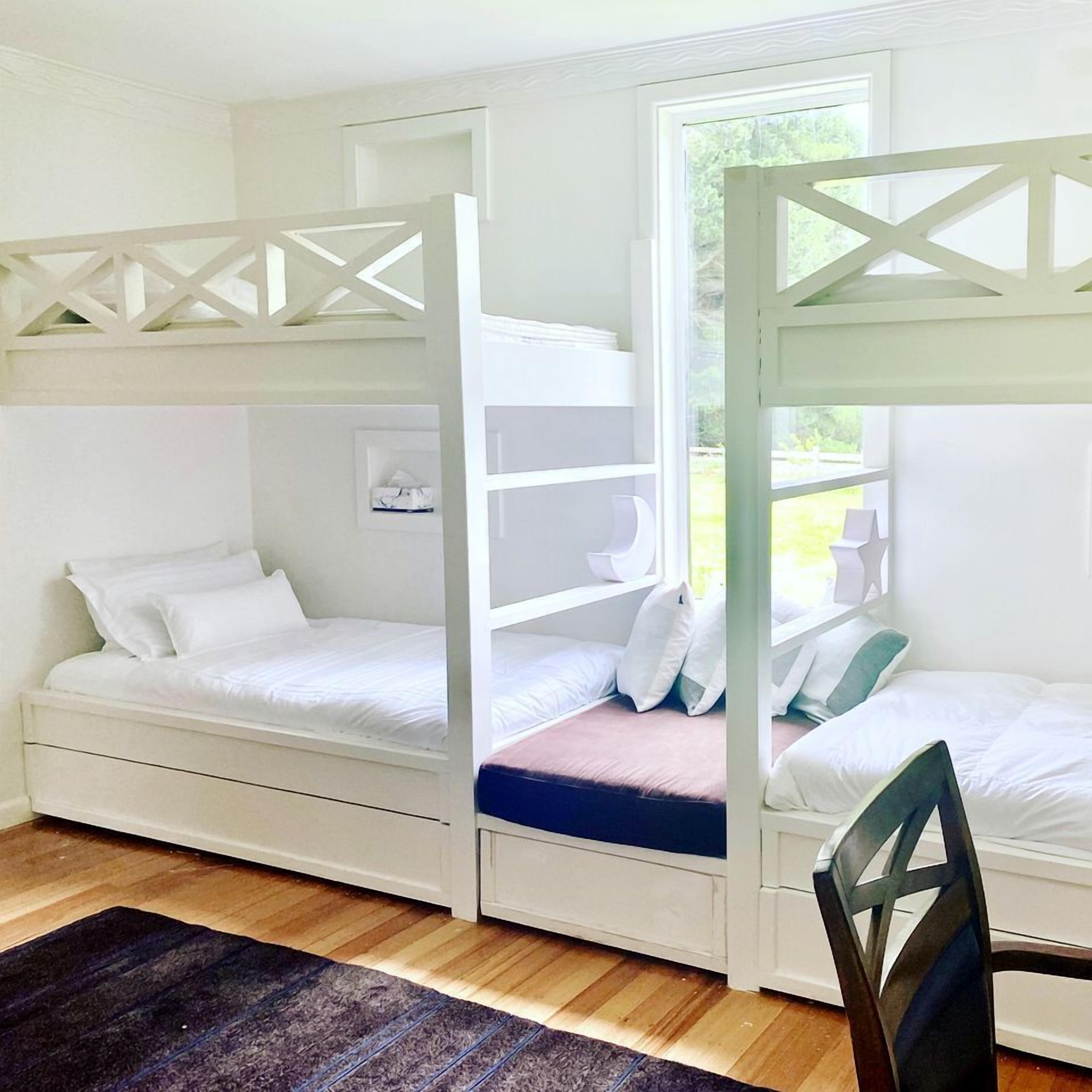 3 bedrooms, in-room safe, iron/ironing board, travel cot