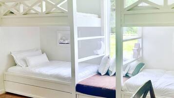3 bedrooms, in-room safe, iron/ironing board, travel cot