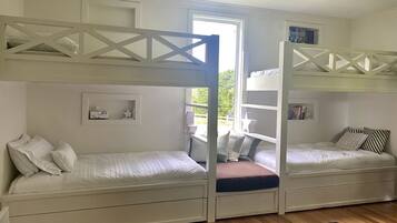 3 bedrooms, in-room safe, iron/ironing board, travel cot