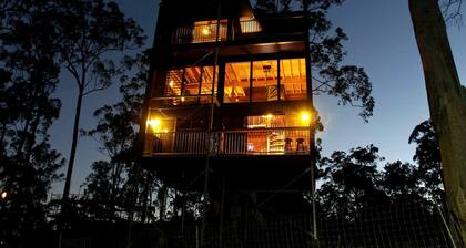 Stunning Tree House with Pool Access Ideal for Luxury Holiday Accommodation, Gold Coast