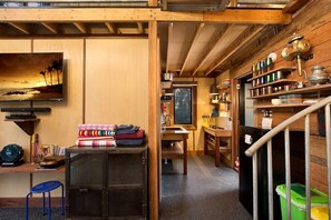 Une cuisine de taille réduite, avec des meubles de rangement en bois, un évier et une cuisinière.