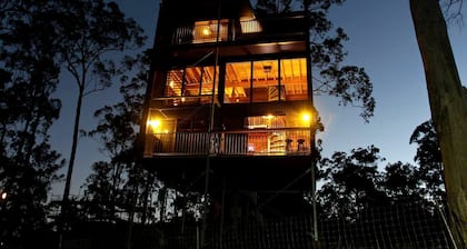 Stunning Tree House with Pool Access Ideal for Luxury Holiday Accommodation, Gold Coast