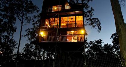 Stunning Tree House with Pool Access Ideal for Luxury Holiday Accommodation, Gold Coast