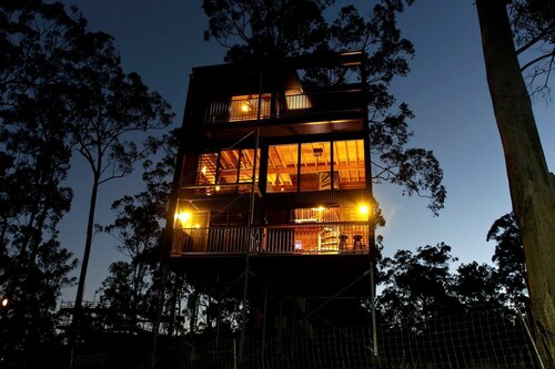 Stunning Tree House with Pool Access Ideal for Luxury Holiday Accommodation, Gold Coast