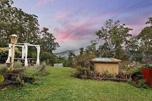 A garden with a pergola, a small pool, and a white fence. - Rustic Gold Coast Cabin with Amazing Views Ideal for Glamping in Queensland (Gold Coast)
