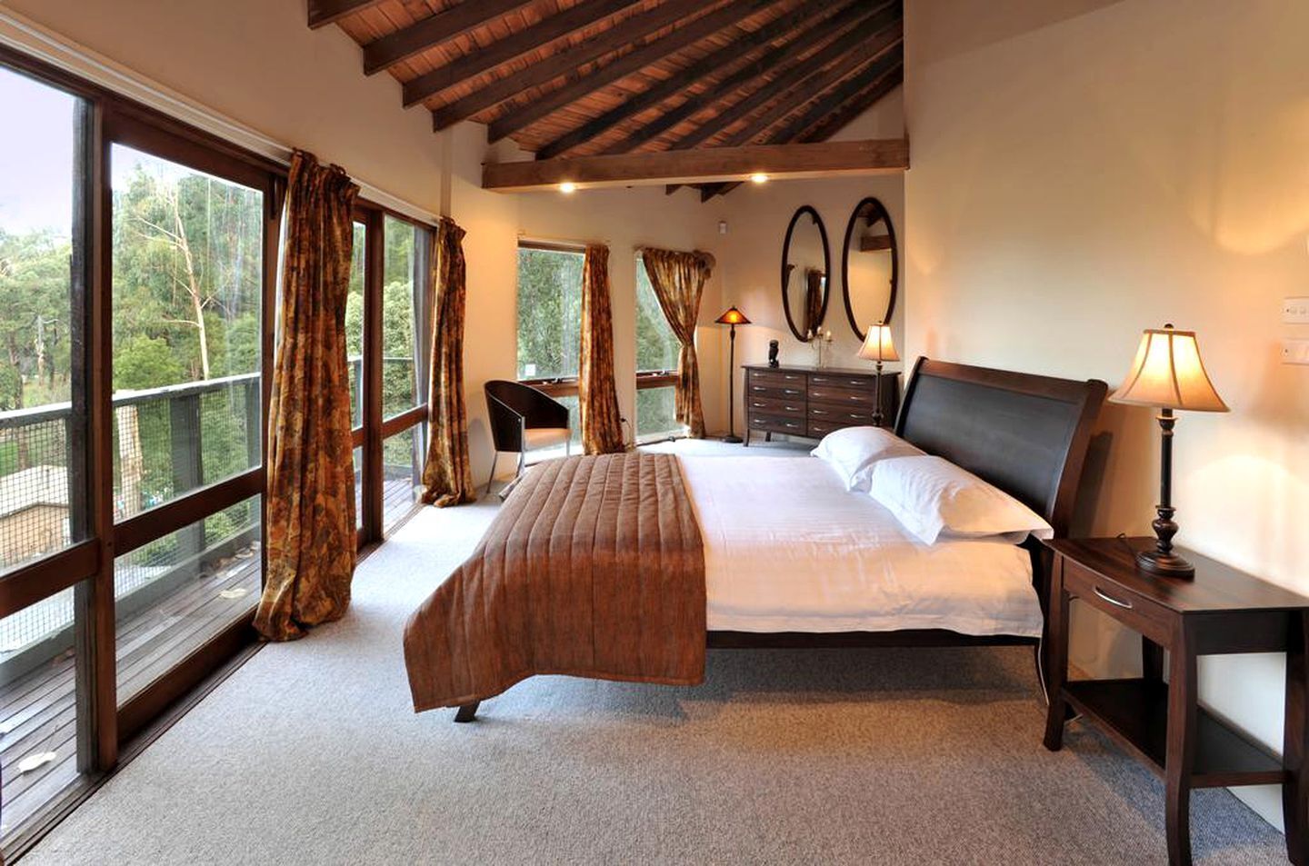5 bedrooms, iron/ironing board, bed sheets