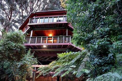 Gorgeous Octagonal Tree House Rental for a Unique Dandenong Ranges Accommodation near Melbourne