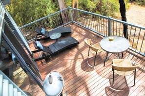 A deck with lounge chairs, a table, and chairs. - Marvelous Halls Gap Cabin Ideal for Romantic Getaways in Victoria (Halls Gap)