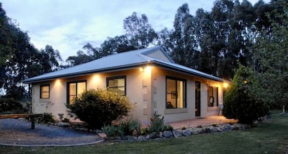 Quiet Comforts: Ideal Cottage for a Peaceful Country Getaway in Beechworth, Victoria