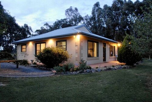 Quiet Comforts: Ideal Cottage for a Peaceful Country Getaway in Beechworth, Victoria