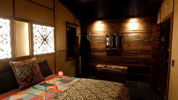 1 bedroom, desk, WiFi, bed sheets