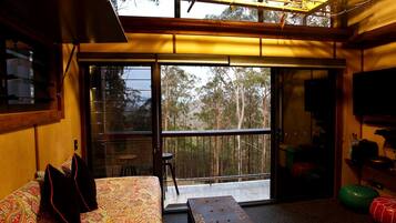 2 bedrooms, desk, WiFi, bed sheets