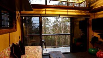 2 bedrooms, desk, WiFi, bed sheets