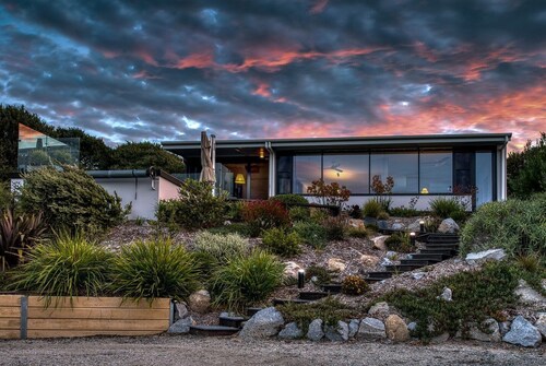 Impressive, Eco-Friendly Designer Rental with Pool for Bird Watchers and Ocean Enthusiasts in Venus Bay, Australia