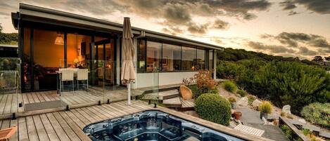 Outdoor spa tub