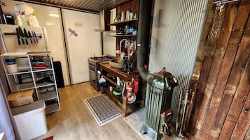 Kaffetrakter/tekoker, kjøleskap, ovn og kokeplater
