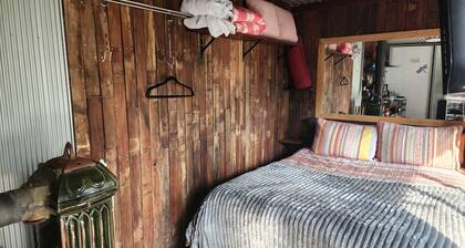 Off-Grid Equipped Container with Outdoor Pool and Amazing Views in Queensland