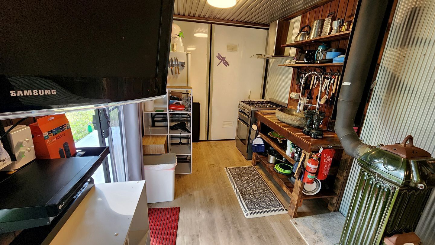 Coffee/tea maker, fridge, oven, stovetop