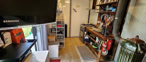 Cafetera y tetera, refrigerador, horno y parrilla de estufa