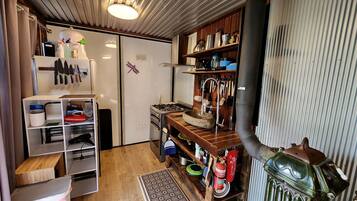 Kaffetrakter/tekoker, kjøleskap, ovn og kokeplater