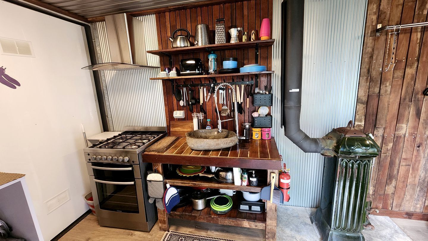 Coffee/tea maker, fridge, oven, stovetop