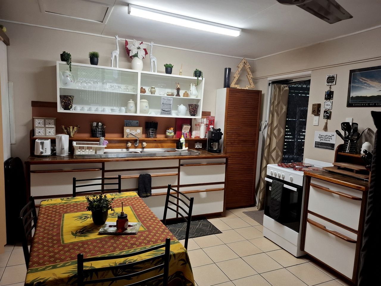 Coffee/tea maker, fridge, oven, stovetop