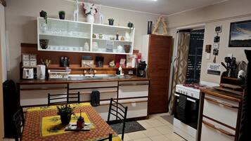 Coffee/tea maker, fridge, oven, stovetop